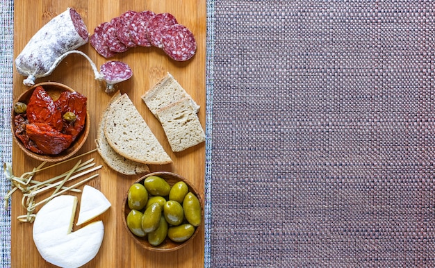 Italienische Bruschetta mit gerösteten Scheiben Brot mit Kirschtomaten