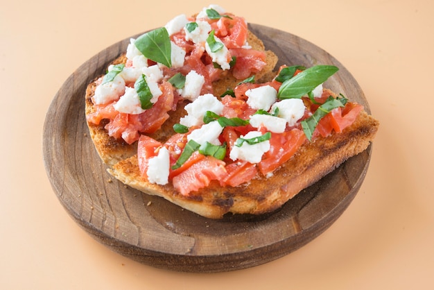 Italienische Bruschetta mit Tomaten, Mozzarella und Basilikum