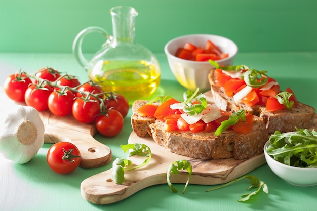 Italienische Bruschetta mit Tomaten-Parmesan-Rucola