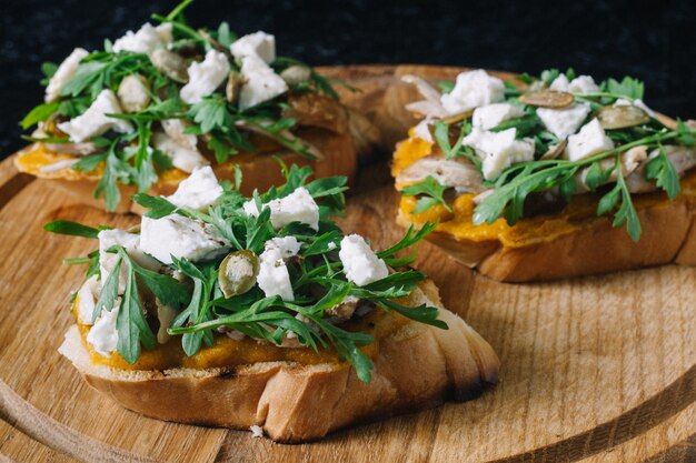 Italienische Bruschetta Vorspeise mit Rucola, Petersilie und Käse