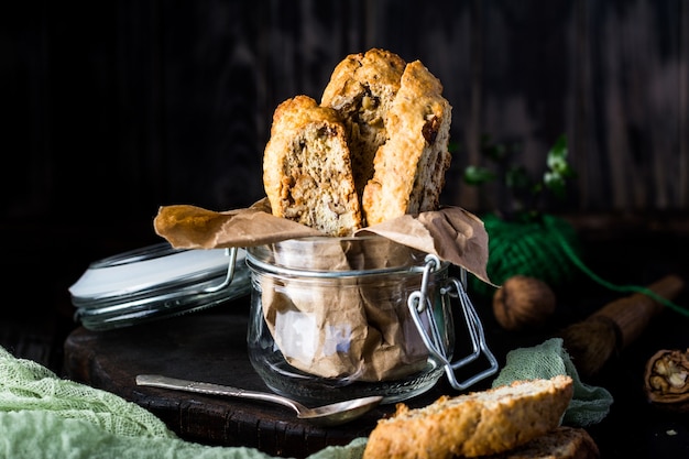 italienische Cantuccini-Kekse im Glas mit elegantem dunklem Hintergrund