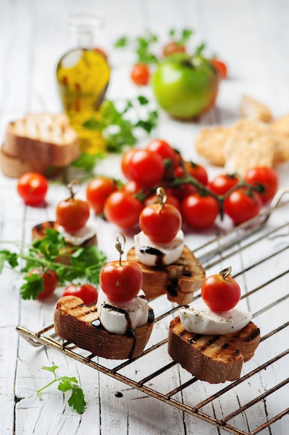 Foto italienische crostini mit mozzarella und tomate