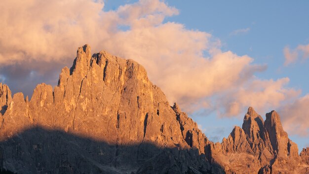 Italienische Dolomiten. Berglandschaft aus "San Martino di Castrozza" während des Phänomens "Enrosadira". Geologische Formationen