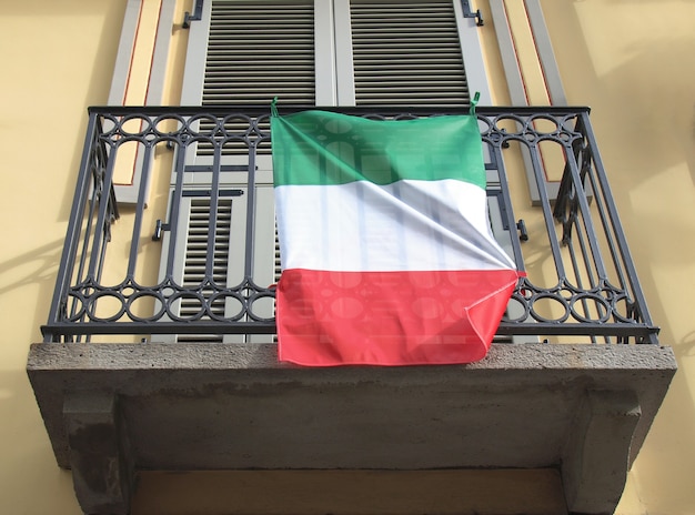 Italienische Flagge auf dem Balkon