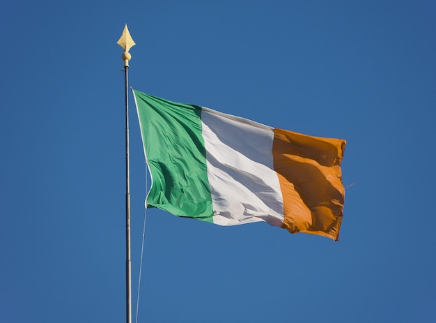 Italienische Flagge Italiens über blauem Himmel