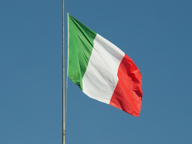 Italienische Flagge Italiens über blauem Himmel