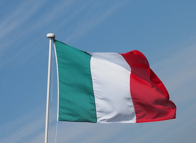 Italienische Flagge Italiens über blauem Himmel