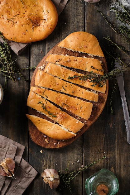 Italienische Focaccia mit Milch zum Frühstück. Ländliches einfaches Essen.