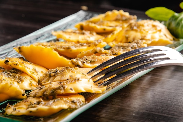 Italienische gefüllte Pasta-Ravioli mit Pesto-Sauce