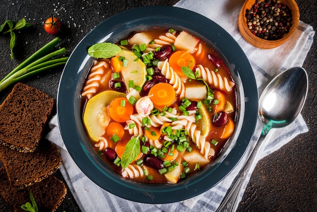 Italienische Gemüsesuppe Minestrone mit Fusilli Nudeln