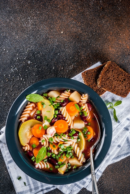 Italienische Gemüsesuppe Minestrone mit Fusilli Nudeln