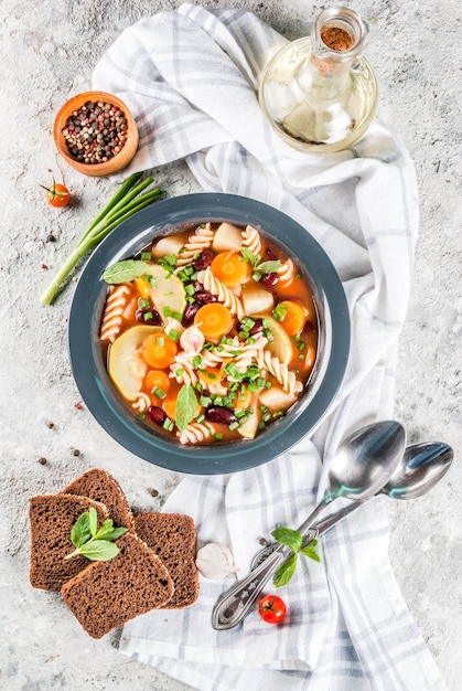 Italienische Gemüsesuppe Minestrone mit Fusilli Nudeln