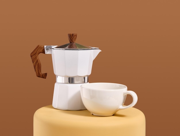 Italienische Geysir-Kaffeemaschine und Tasse Morgen-Cappuccino