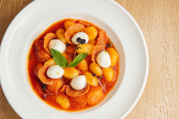 Italienische Gnocchi in Tomatensauce mit Mozzarella, frischem Basilikum und Chorizo