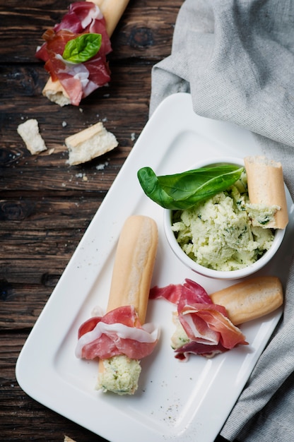 Italienische Grissini mit Frischkäse und Schinken