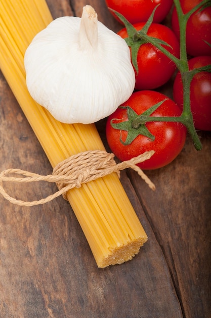 Italienische Grundzutaten für Pasta