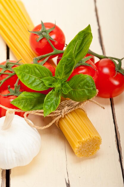 Italienische Grundzutaten für Pasta