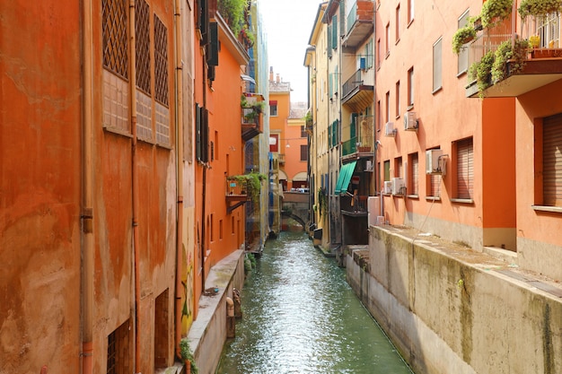 Italienische Häuser zwischen dem verborgenen Kanal des Flusses Reno, Bologna, Italien.
