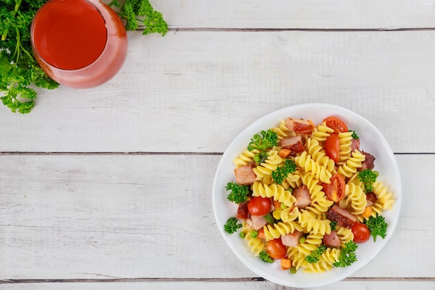 Italienische Hartweizennudelrotini mit Tomatensaft. Gesundes Essen.