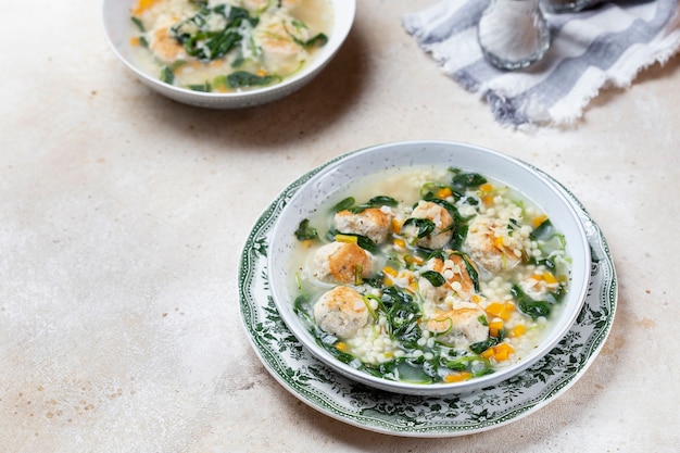 Italienische Hochzeitssuppe mit Fleischbällchen, Spinat und Ptitimpaste