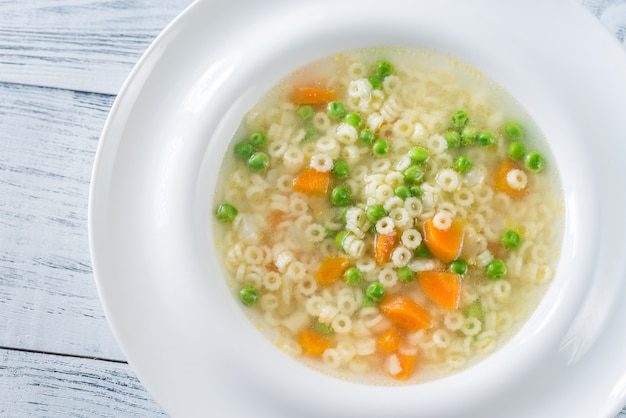 Italienische Hühnernudelsuppe mit Parmesan