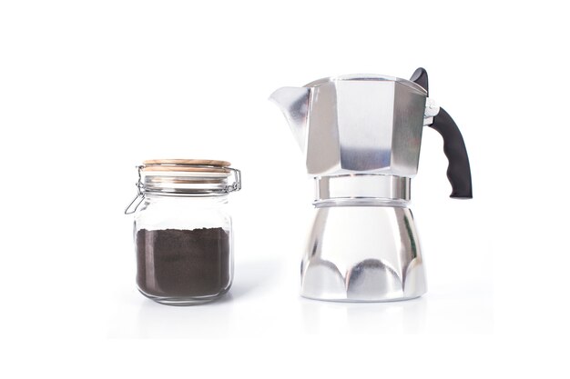 Foto italienische kaffeemaschine oder moka-topf und glas instantkaffee lokalisiert auf weißem hintergrund