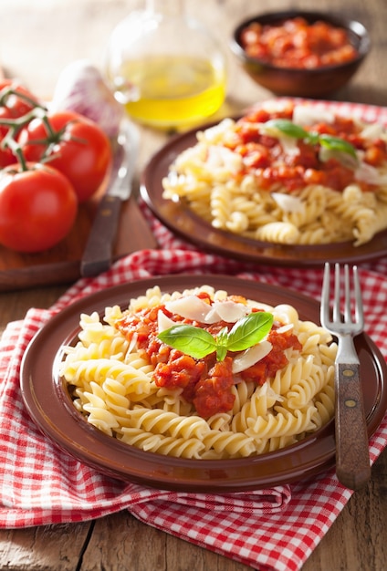 Italienische klassische Pasta Fusilli mit Tomatensauce und Basilikum