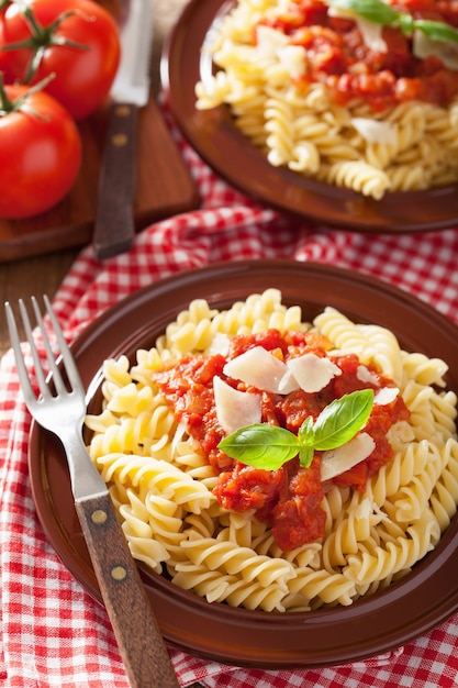 Italienische klassische Pasta Fusilli mit Tomatensauce und Basilikum