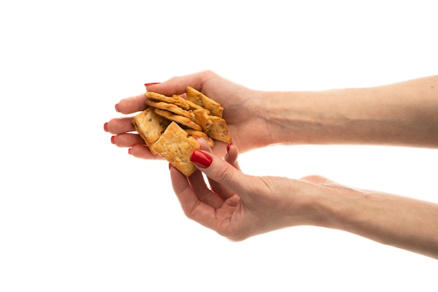 Italienische Knäckebrote isoliert auf weißem Hintergrund. Cracker in weiblichen Händen. Frau hält Cracker