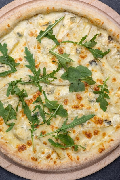 Italienische Küche Köstliche Pizza auf dunklem Hintergrund