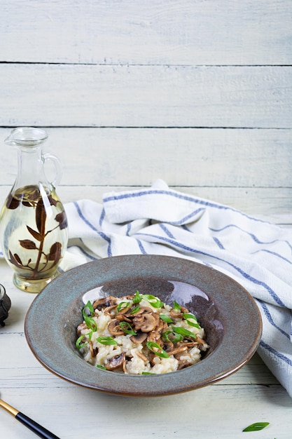 Italienische Küche Risotto mit Pilzen gekochter Arborio-Reis mit Parmesan-Käse und Pilzen