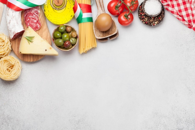 Italienische Küche Zutaten Pasta, Käse, Salami, Oliven und Tomaten