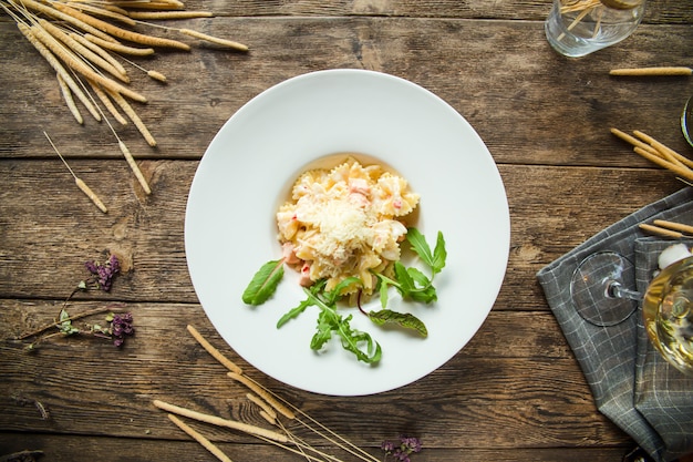 Italienische Lachsnudelfarfalle auf Holztisch