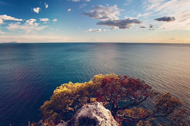 Italienische Landschaft mit Meer und Bergen