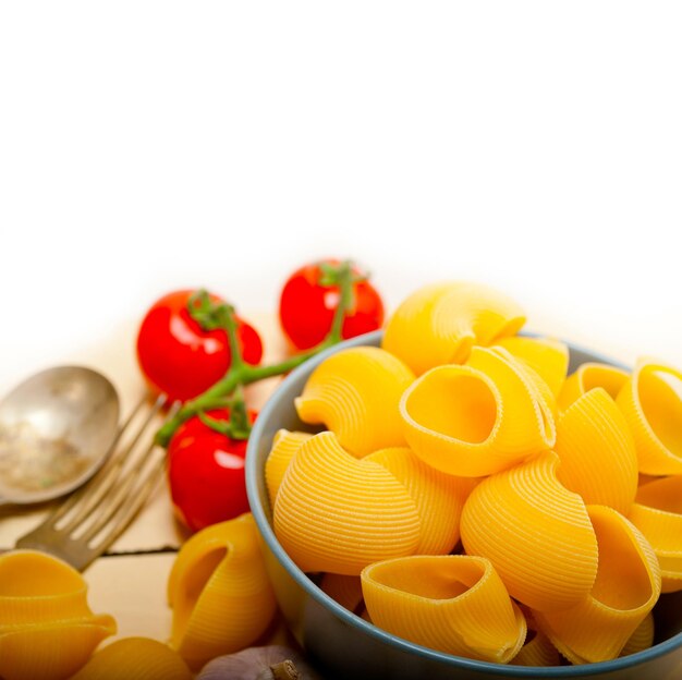 Italienische Lumaconi-Nudeln mit Schnecke und Tomaten