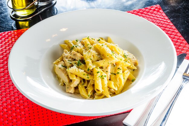 Italienische Makkaroni und Käse mit Cheddar.