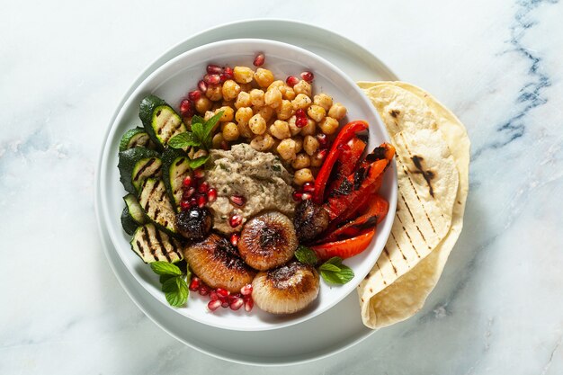 Italienische mediterrane Buddha-Schale mit karamellisierten Zwiebeln von Baba Ghanoush