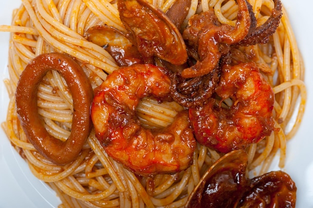 Italienische Meeresfrüchte-Spaghetti-Nudeln auf roter Tomatensauce
