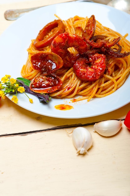 Italienische Meeresfrüchte-Spaghetti-Nudeln auf roter Tomatensauce