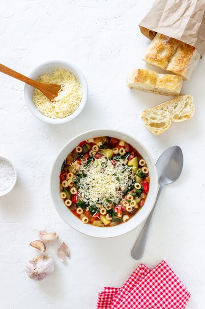 Italienische Minestrone-Suppe.
