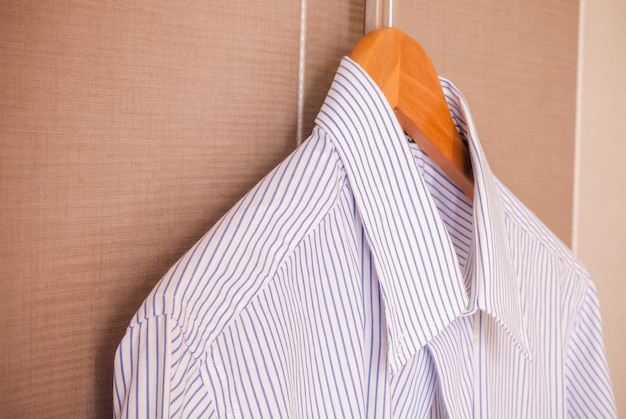 Italienische Mode - Businesshemd, klassischer Dresscode, bereit für eine Geschäftsreise.