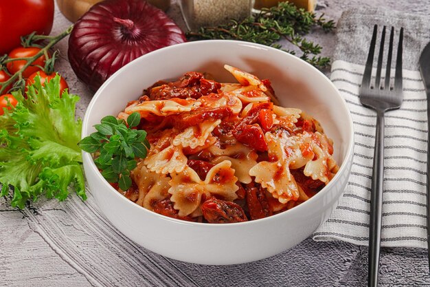 Foto italienische nudeln mit trockener tomate