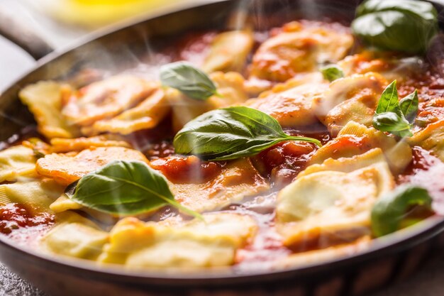 Italienische oder mediterrane Pasta-Ravioli mit Tomatensauce und Basilikum.