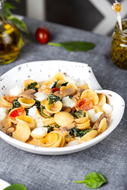 Italienische Orecchiette-Nudeln mit Spinat, Tomaten und Mozzarella