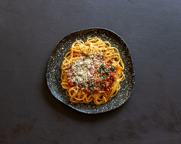 Italienische Pasta Bolognese. Spaghetti. Nationale Küche. Rezept. Rustikal.