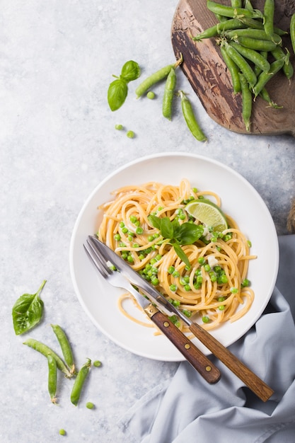 Italienische Pasta Cacio Pepe - Spaghetti mit Käse und Erbsen