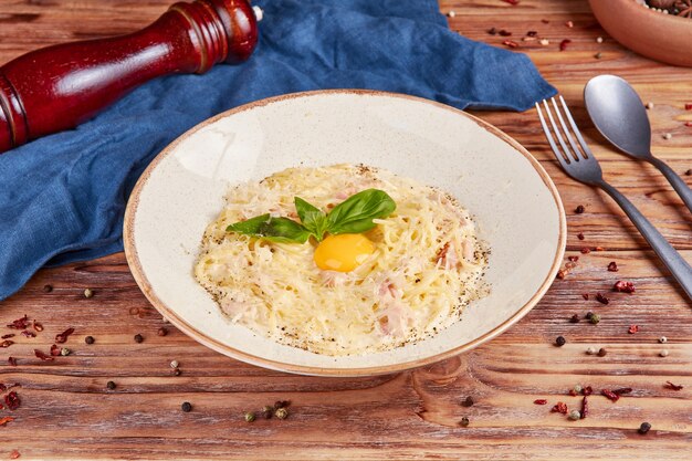 Italienische Pasta Carbonara, aus Holz