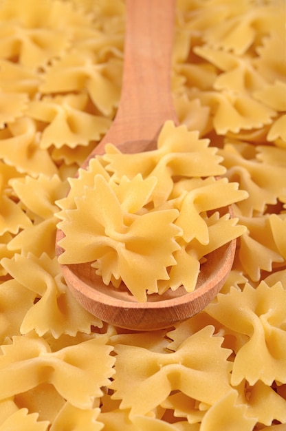 Italienische Pasta Farfalle in einer Holzschale