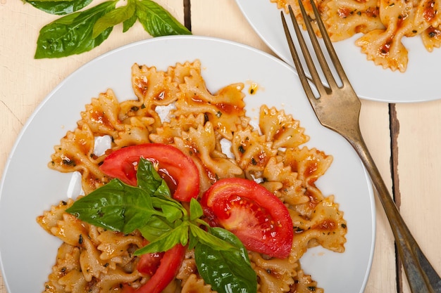 Italienische Pasta Farfalle Schmetterlingsfliege und Tomatensauce