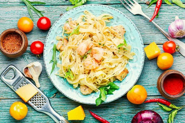 Italienische Pasta Fettuccine mit Garnelen auf einem Teller